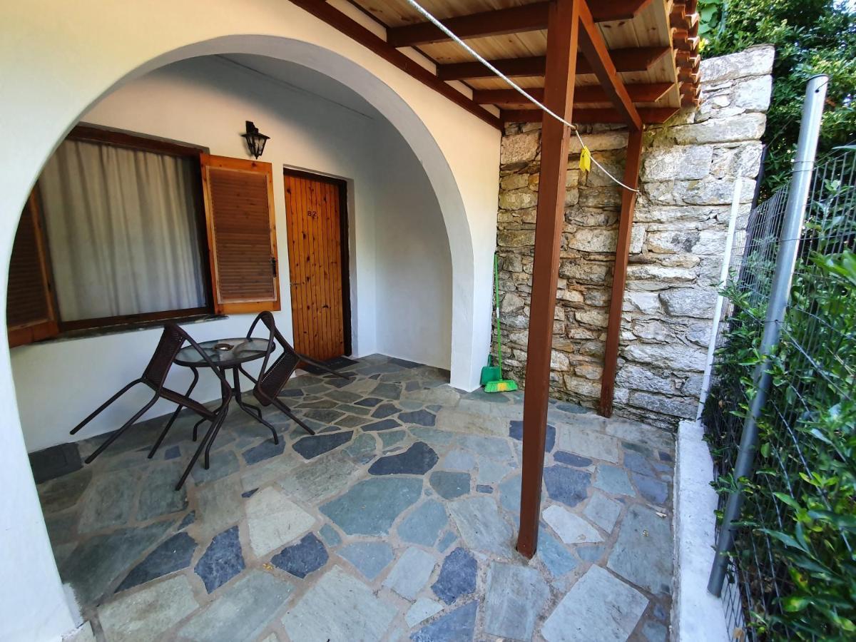 Dionisos Studios And Apts Skiathos Koukounaries Exterior foto